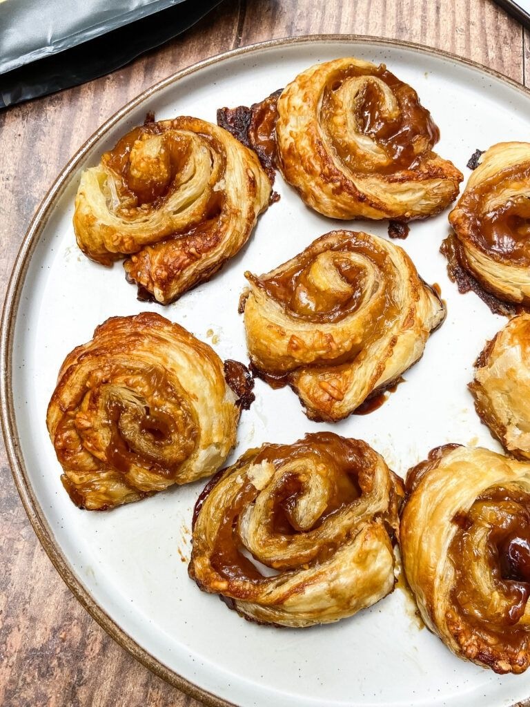 HOW TO make marmite and vegan cheese swirls with only 4, easy to find ingredients. Perfect dinner party nibble, starter or as an after school snack.