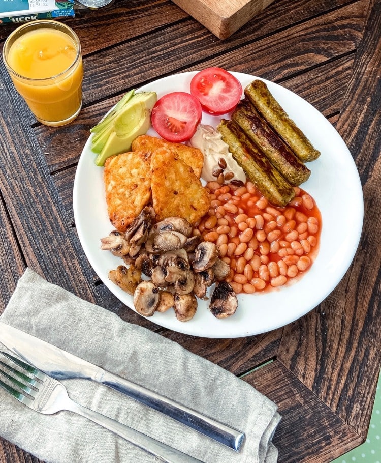 This post is all about my top vegan English breakfast items, to give you inspiration for your next brunch. From the obvious and simple to going the extra mile!