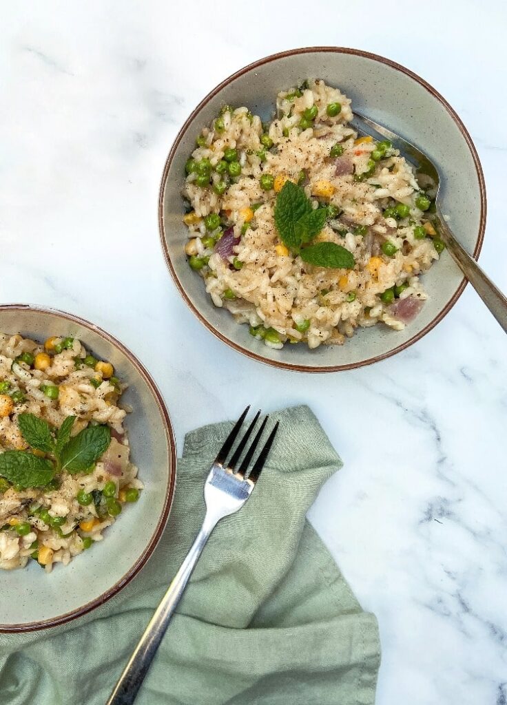 Vegan risotto recipe, flavoured with garlic, lemon and fresh mint. Creamy and easy to make. 