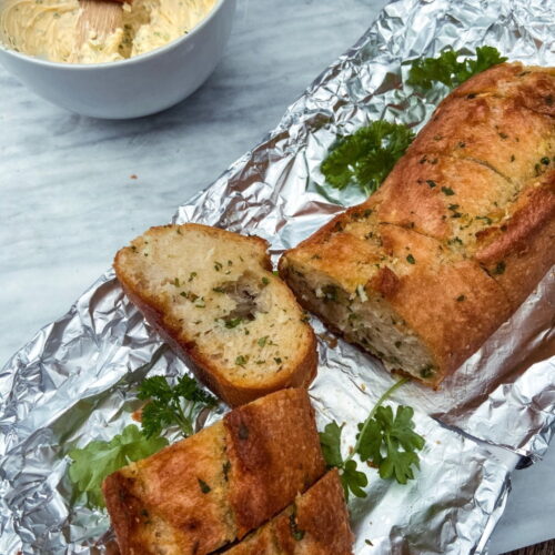 vegan garlic bread recipe. Perfect as a side for a spaghetti Bolognese or pizza. 10x better than any shop-bought garlic bread you've tried before!
